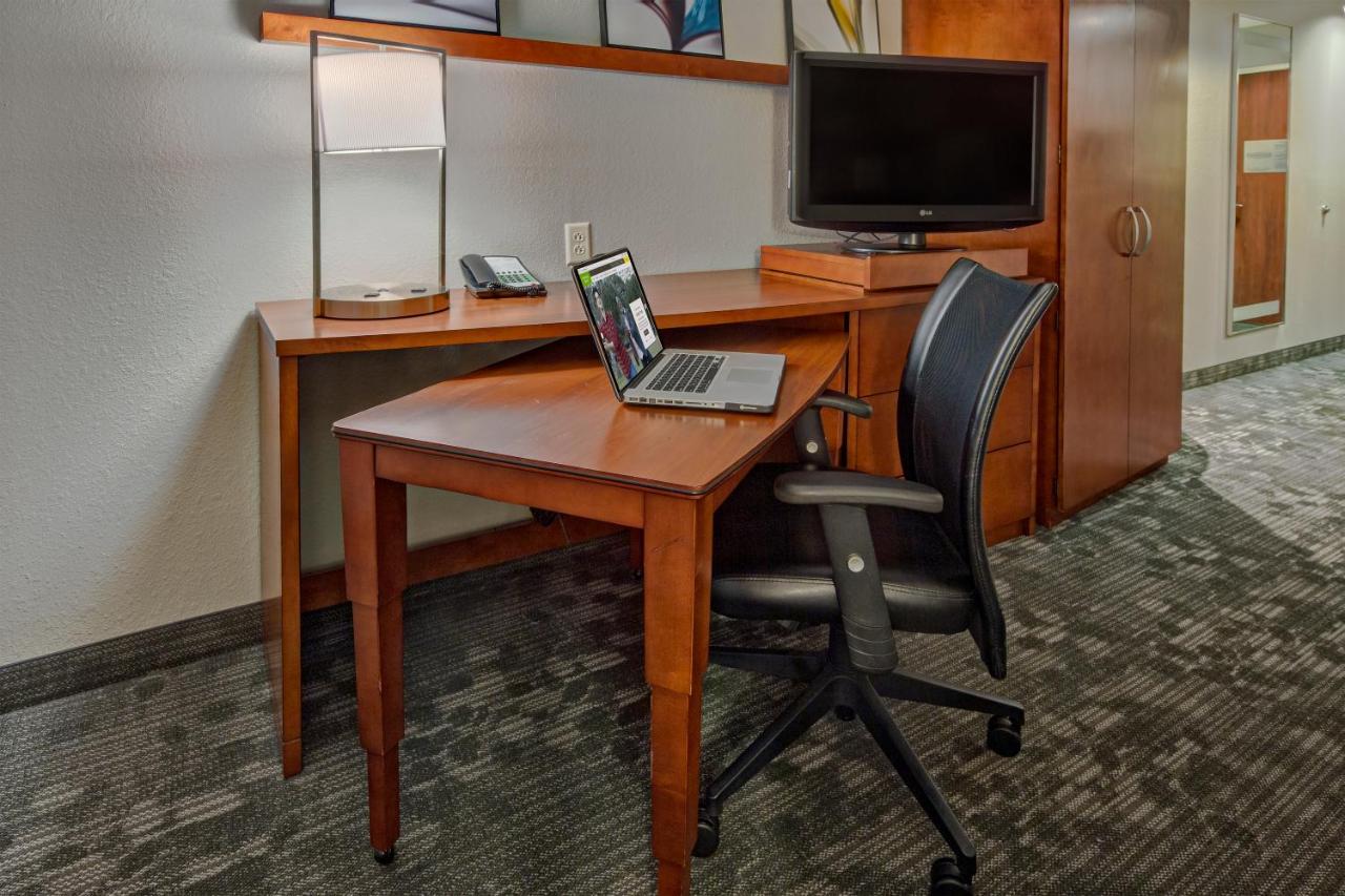 King Room at Courtyard by Marriott Norfolk Downtown