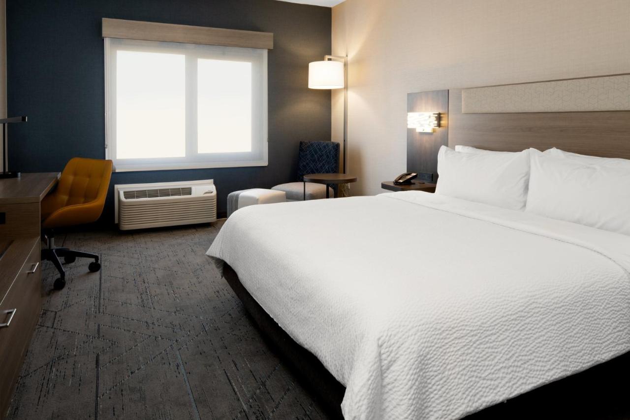 | Holiday Inn Express & Suites - Hollister, an IHG Hotel