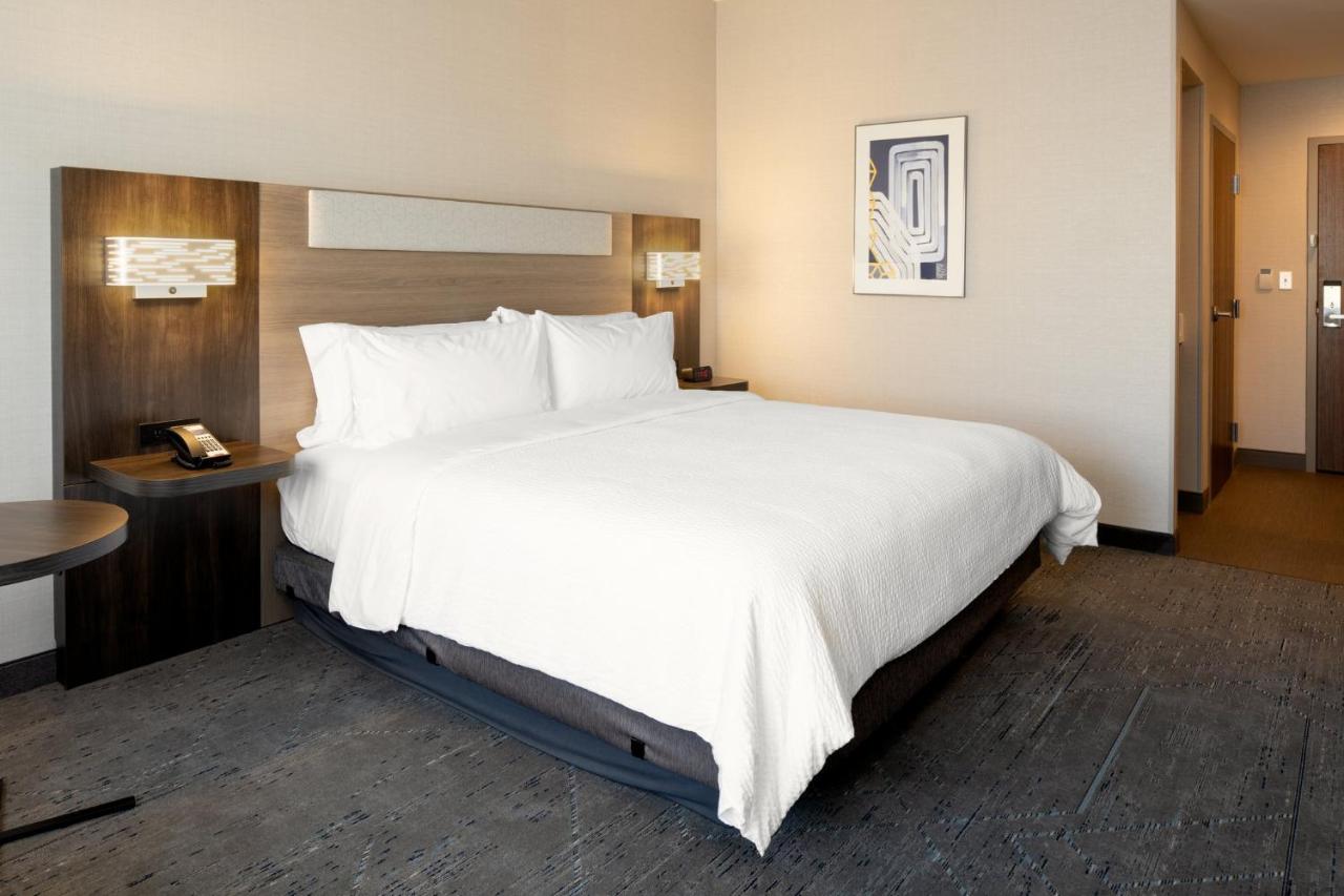 | Holiday Inn Express & Suites - Hollister, an IHG Hotel