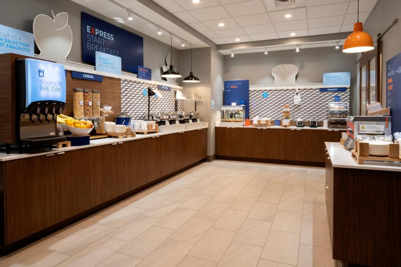 | Holiday Inn Express & Suites - Hollister, an IHG Hotel