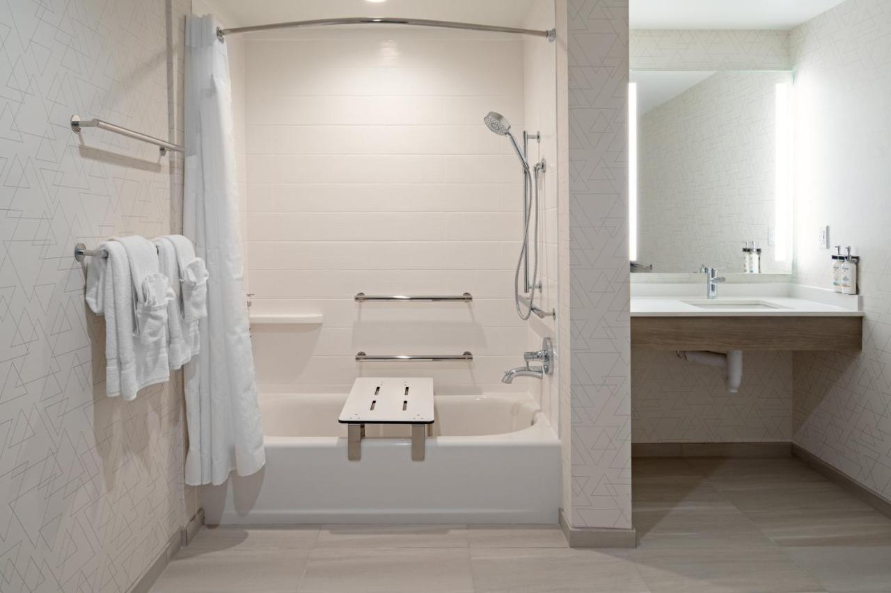 | Holiday Inn Express & Suites - Hollister, an IHG Hotel