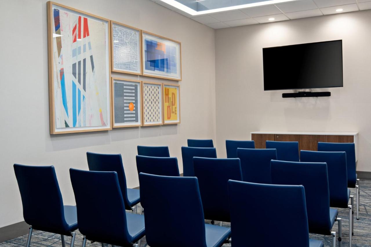| Holiday Inn Express & Suites - Hollister, an IHG Hotel