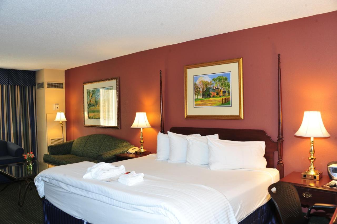Junior King Suite - Non-Smoking at Fort Magruder Historic Williamsburg, Trademark by Wyndham