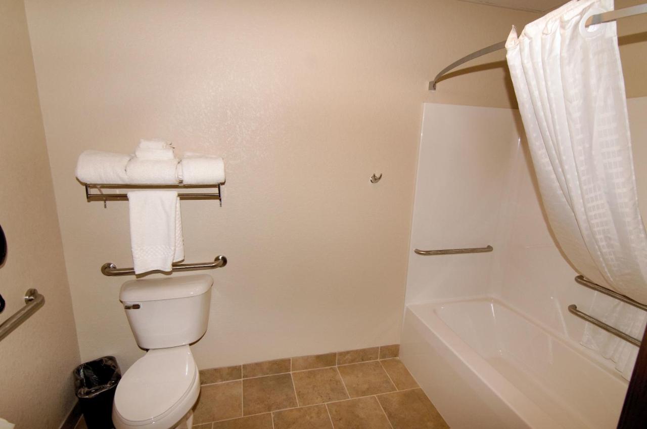 King Room - Disability Access at Cobblestone Inn & Suites - Denison - Oak Ridge
