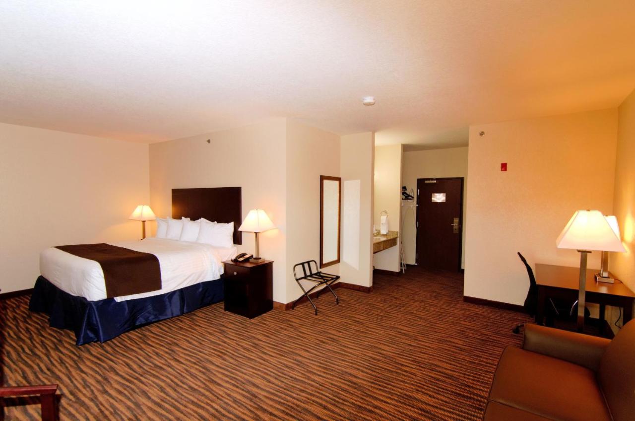 Executive King Suite at Cobblestone Inn & Suites - Denison - Oak Ridge