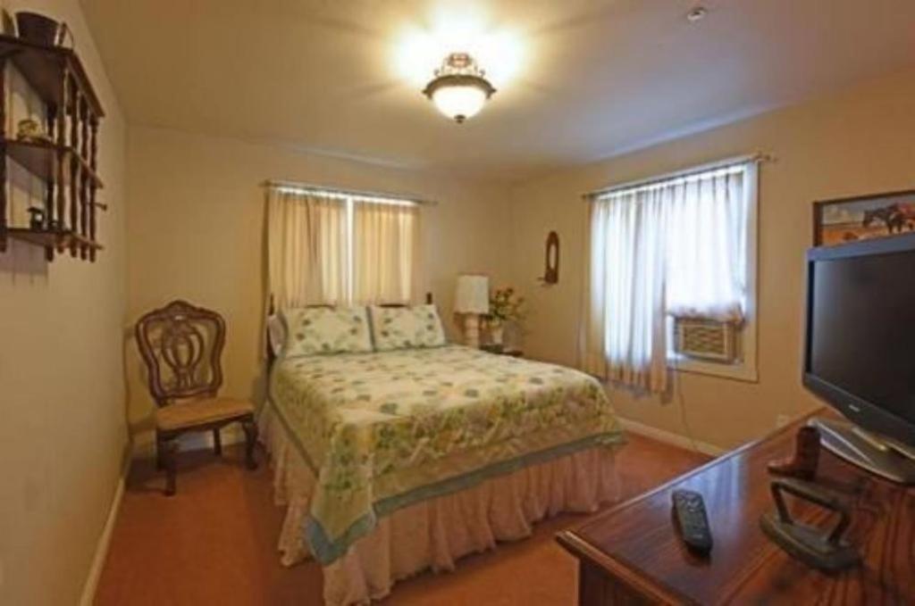 | Pine Tree Inn