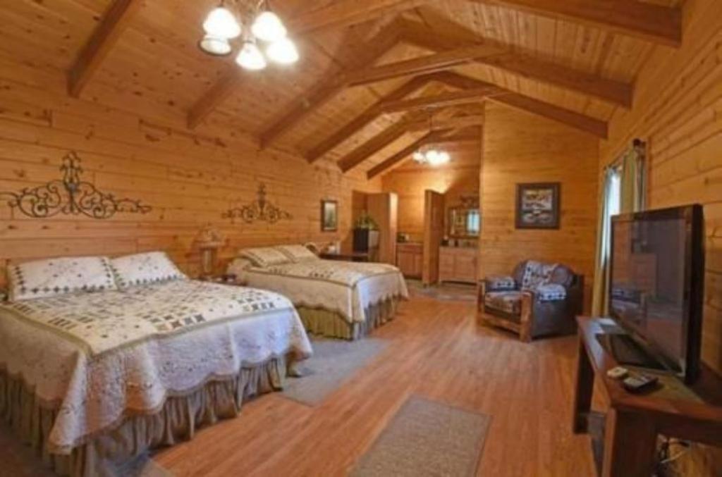 | Pine Tree Inn