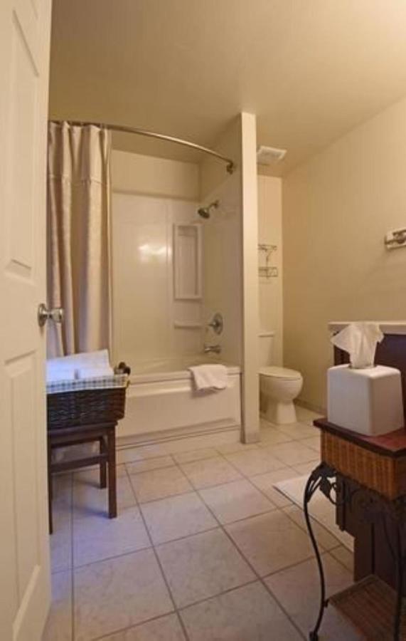  | Pine Tree Inn