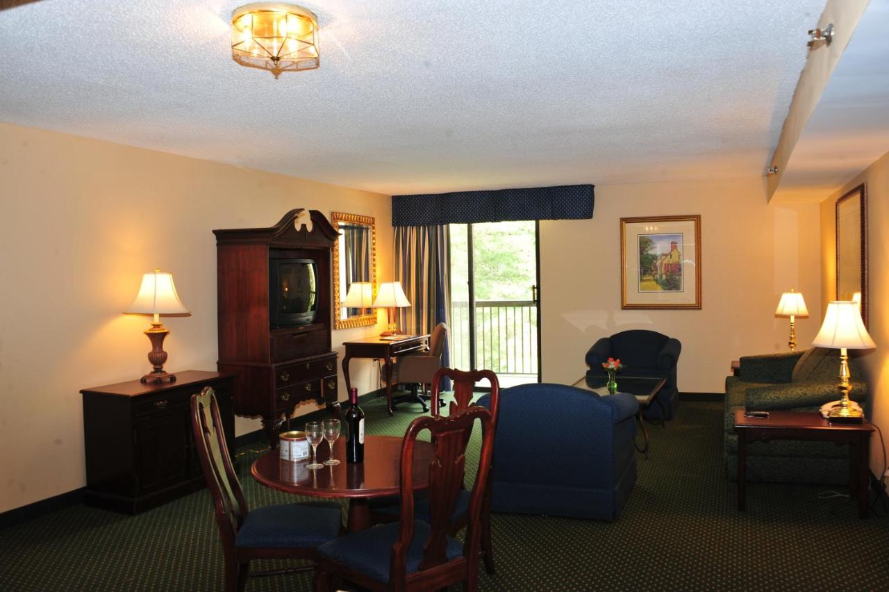 One-Bedroom Executive Suite with Two Double Beds - Non-Smoking at Fort Magruder Historic Williamsburg, Trademark by Wyndham