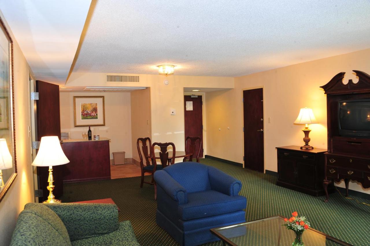 One-Bedroom Executive King Suite - Non-Smoking at Fort Magruder Historic Williamsburg, Trademark by Wyndham