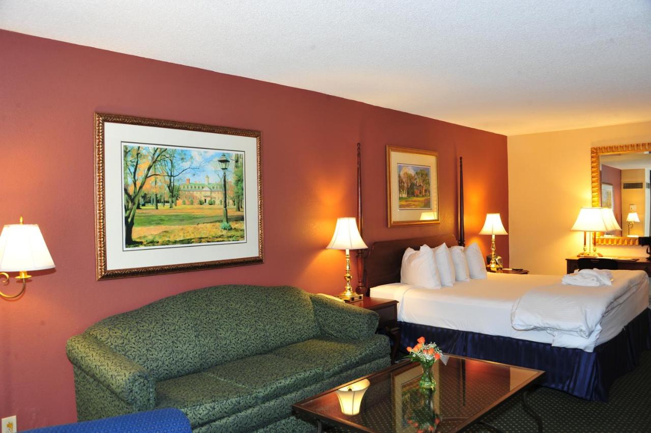 Junior King Suite - Non-Smoking at Fort Magruder Historic Williamsburg, Trademark by Wyndham