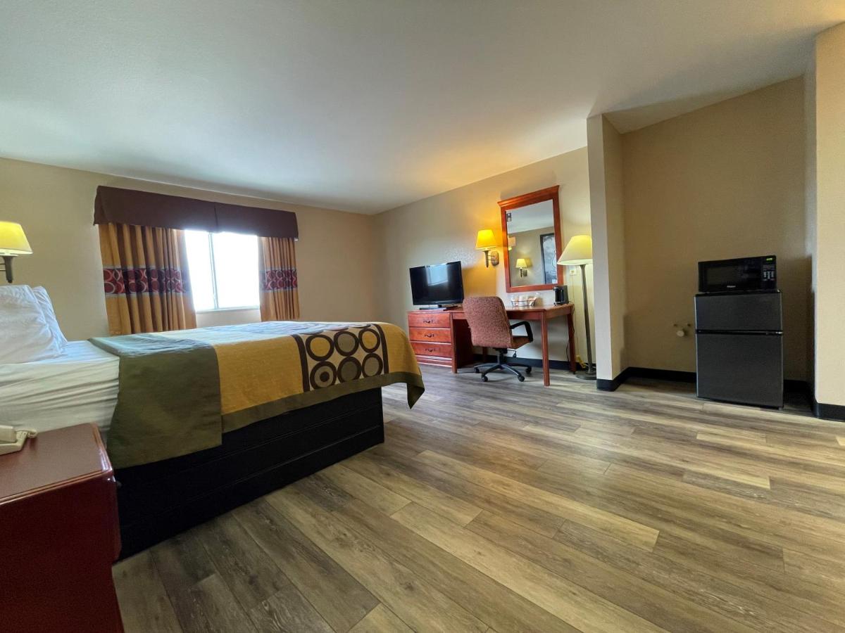 King Room - Pet Friendly/Non-Smoking at Super 8 by Wyndham Rolla