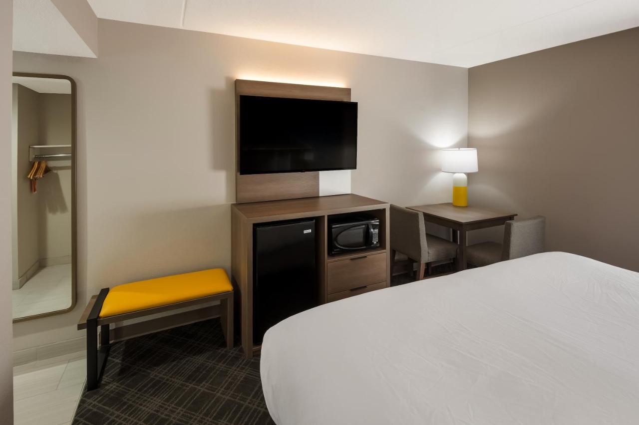 King Room with Bathroom Hand Rails - Non Smoking at Comfort Inn & Suites Fishers - Indianapolis