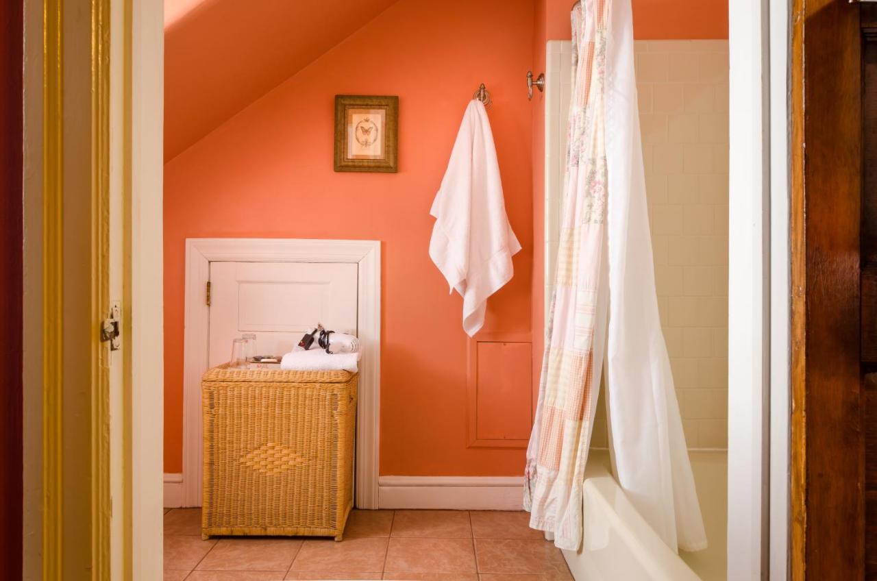 | Carisbrooke Inn Bed & Breakfast