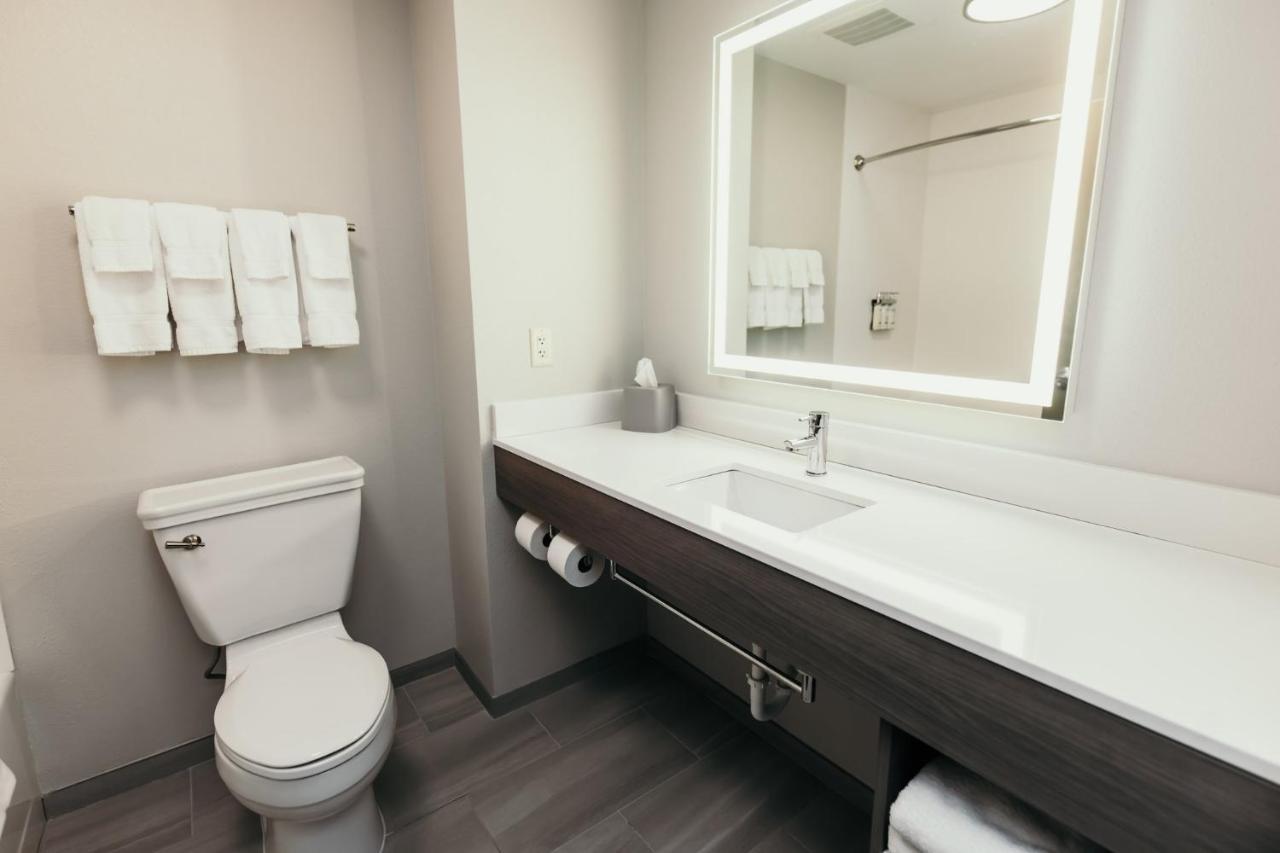  | Holiday Inn Express and Suites Urbandale