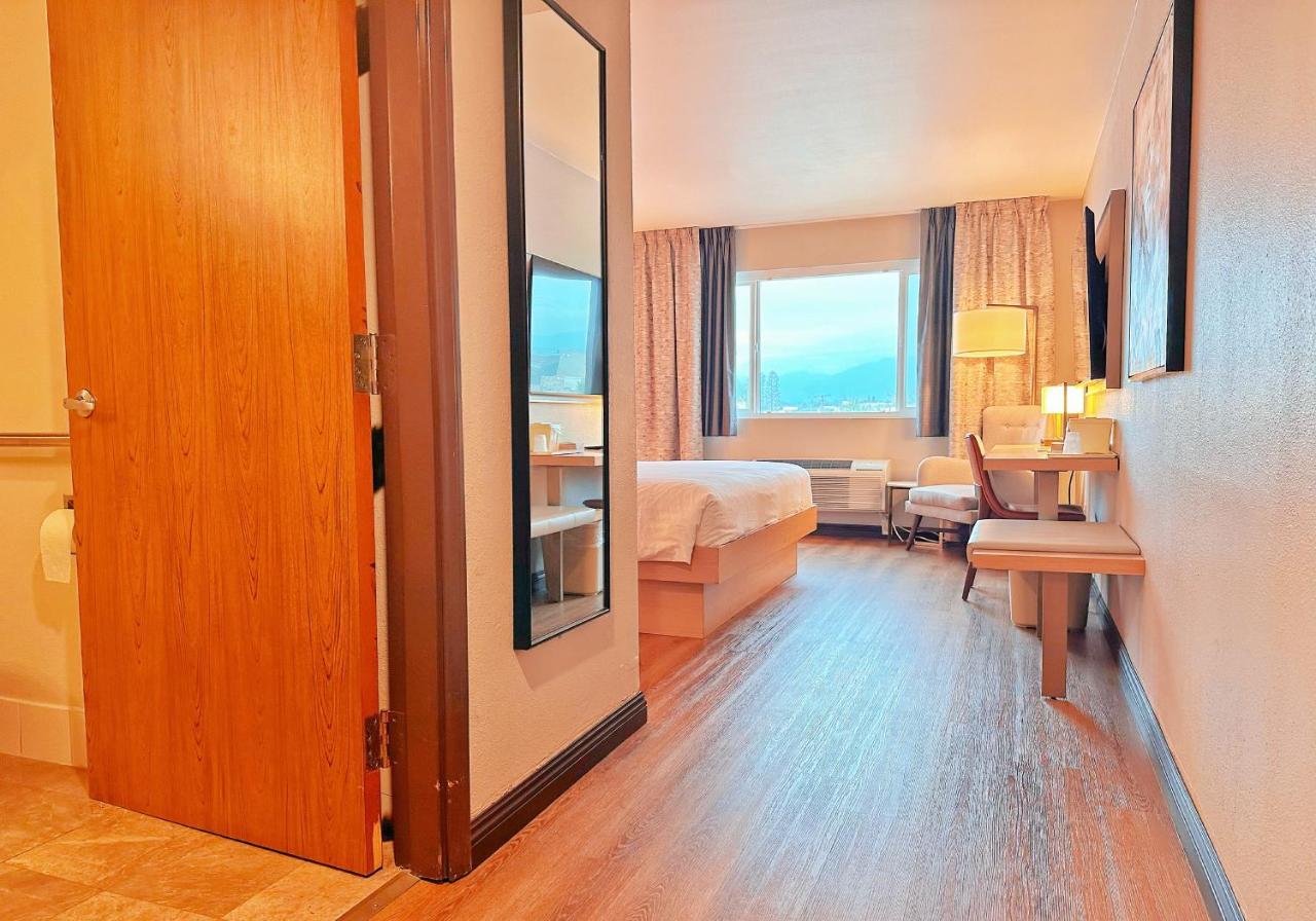 | Lincoln Hotel SureStay Collection by Best Western
