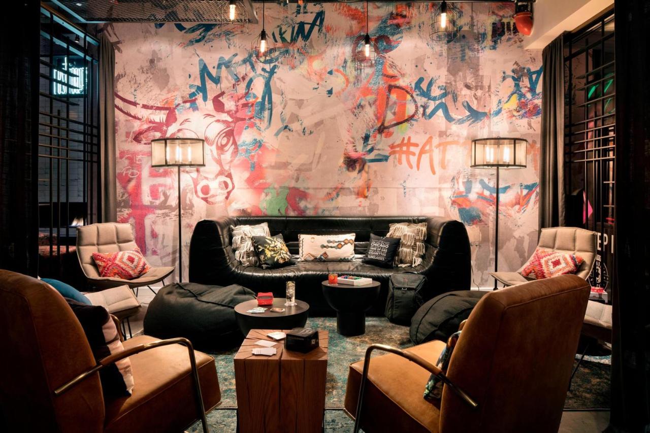 | Moxy Chicago Downtown