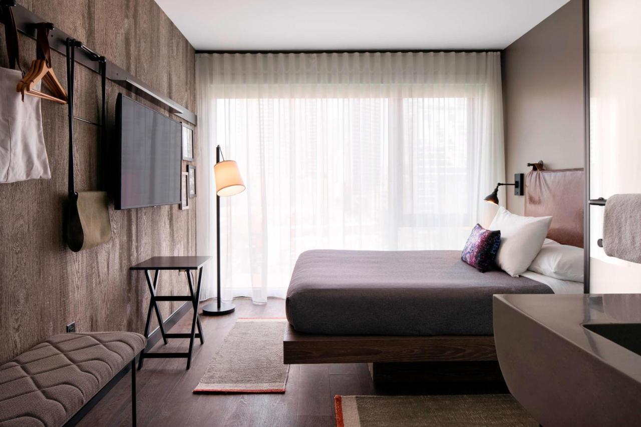 | Moxy Chicago Downtown