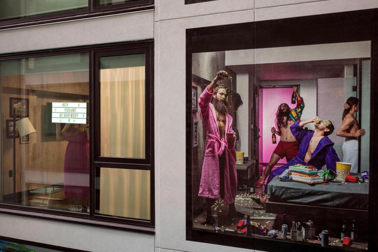 Queen Room with Courtyard View at Moxy Chicago Downtown