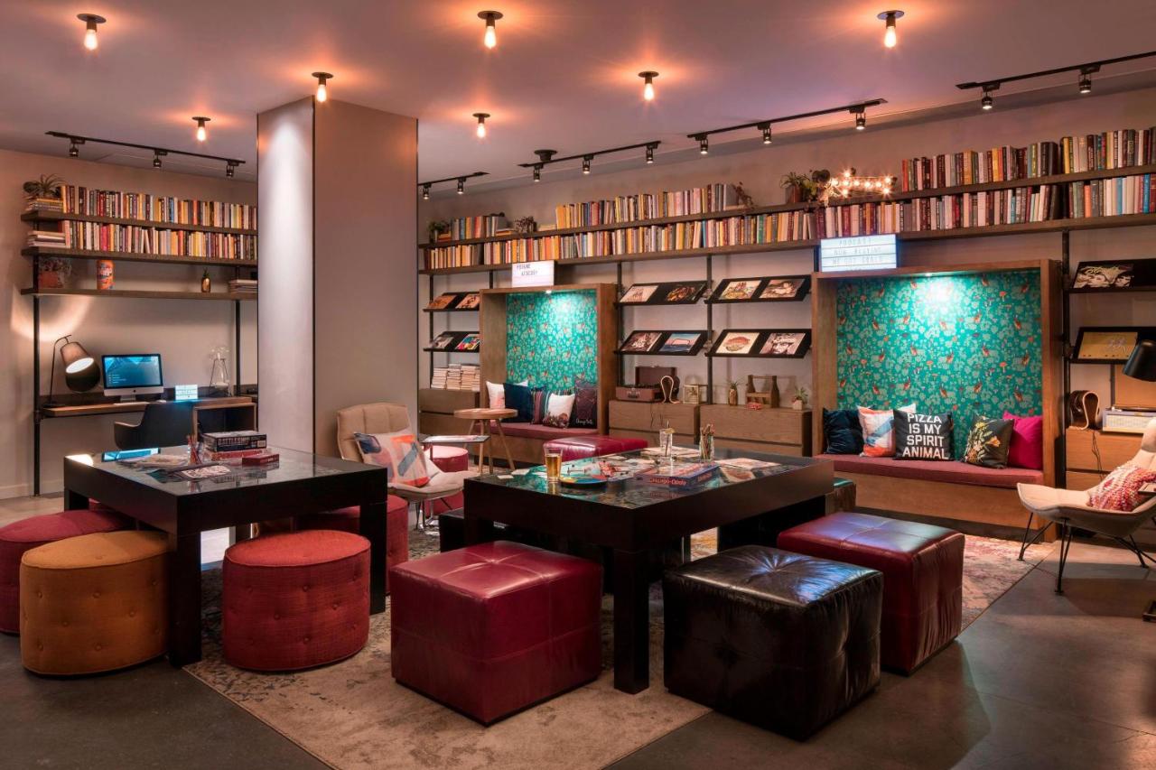 | Moxy Chicago Downtown