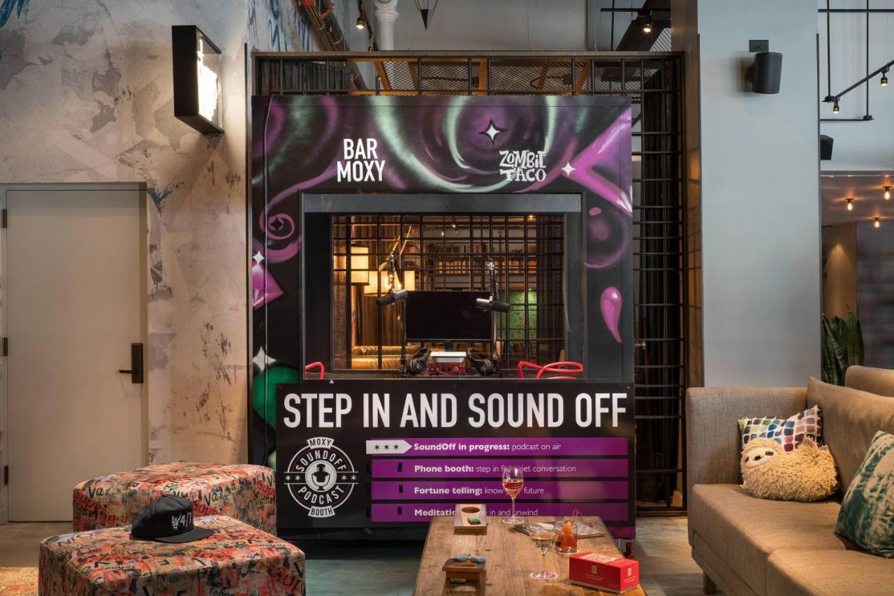 | Moxy Chicago Downtown