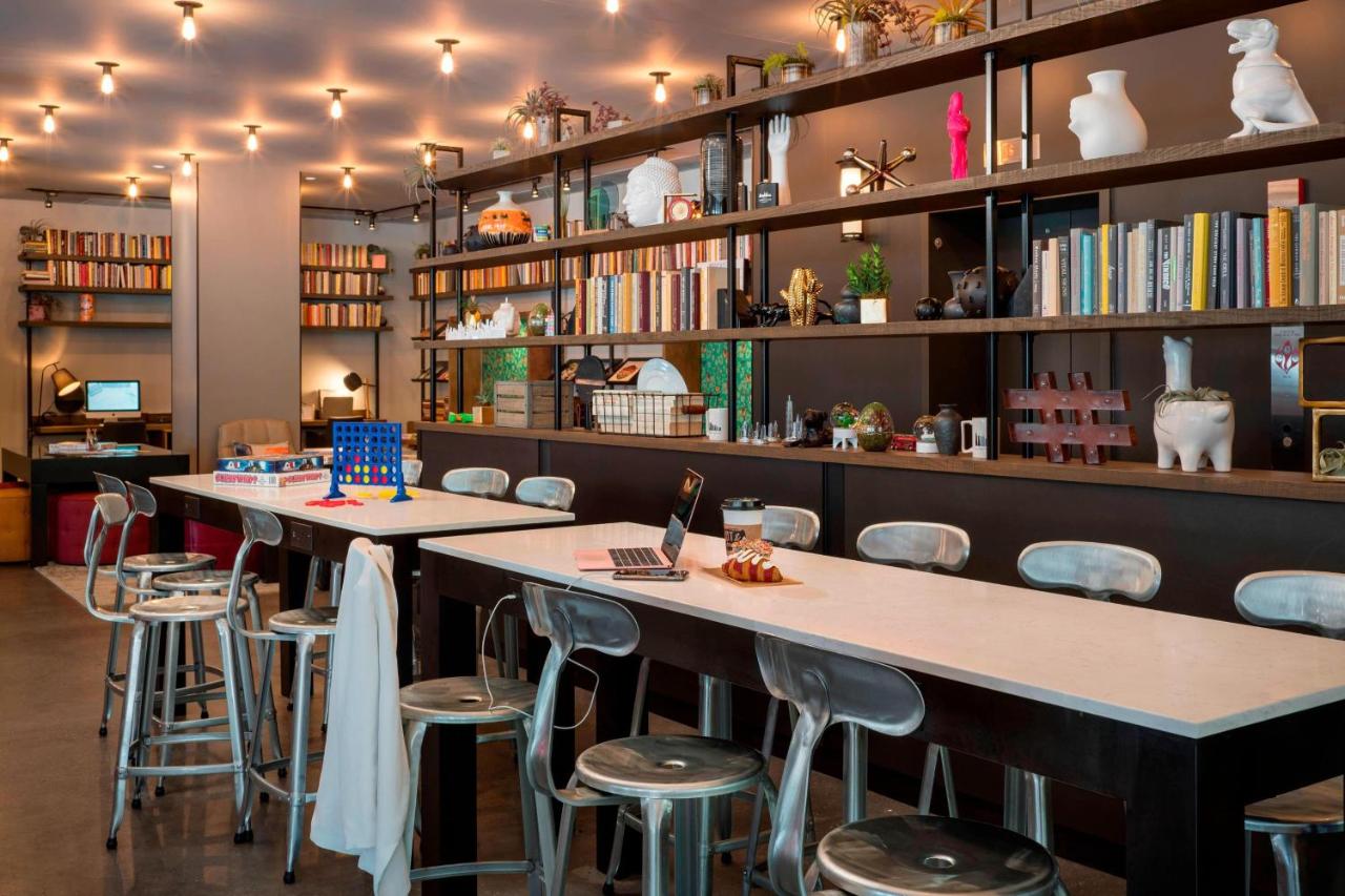 | Moxy Chicago Downtown