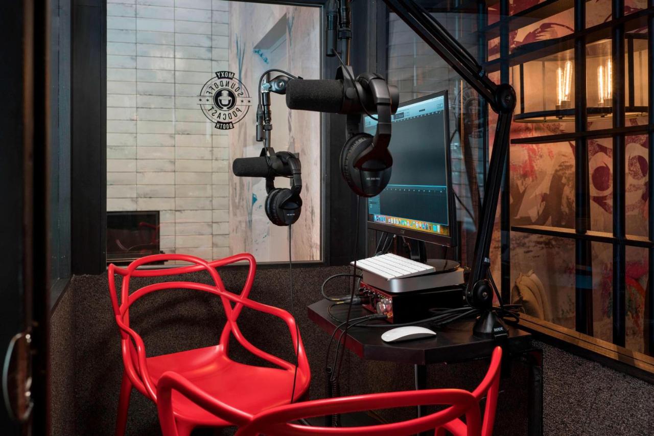 | Moxy Chicago Downtown