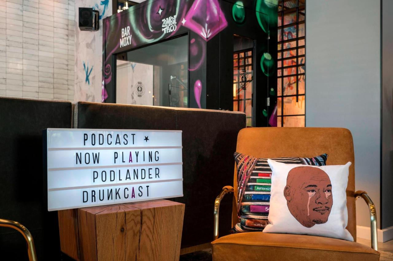 | Moxy Chicago Downtown