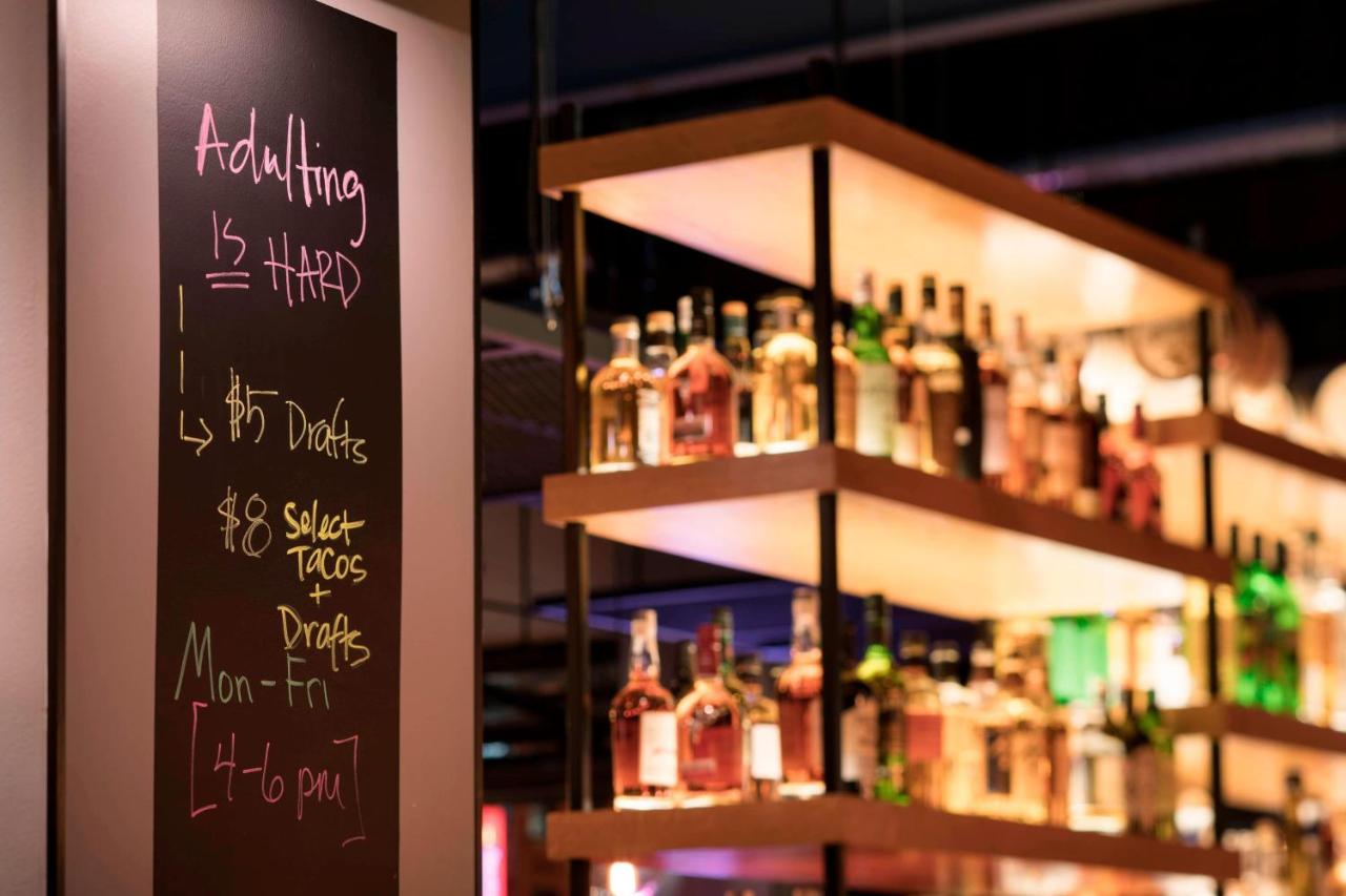 | Moxy Chicago Downtown