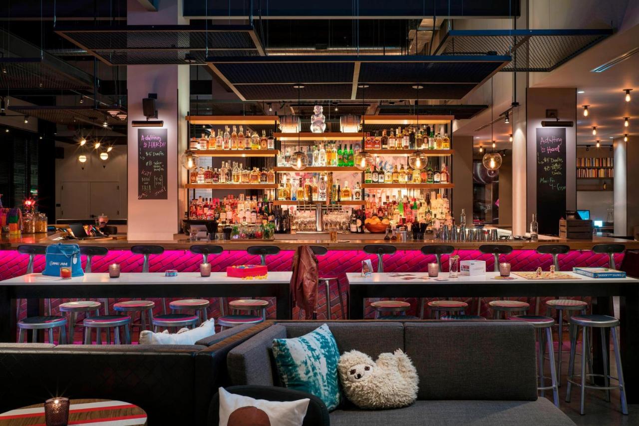 | Moxy Chicago Downtown