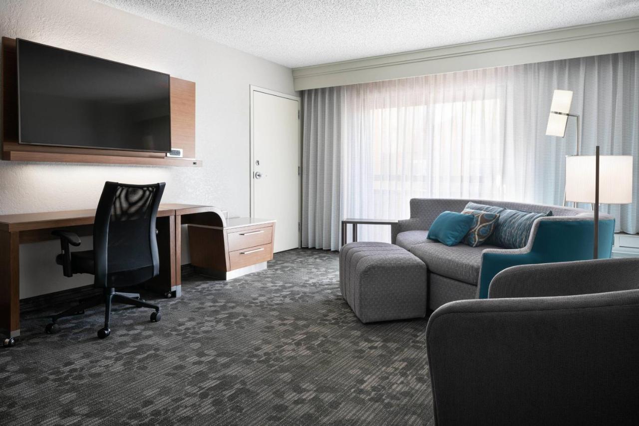 King Suite with Sofa Bed at Courtyard by Marriott Las Vegas Convention Center