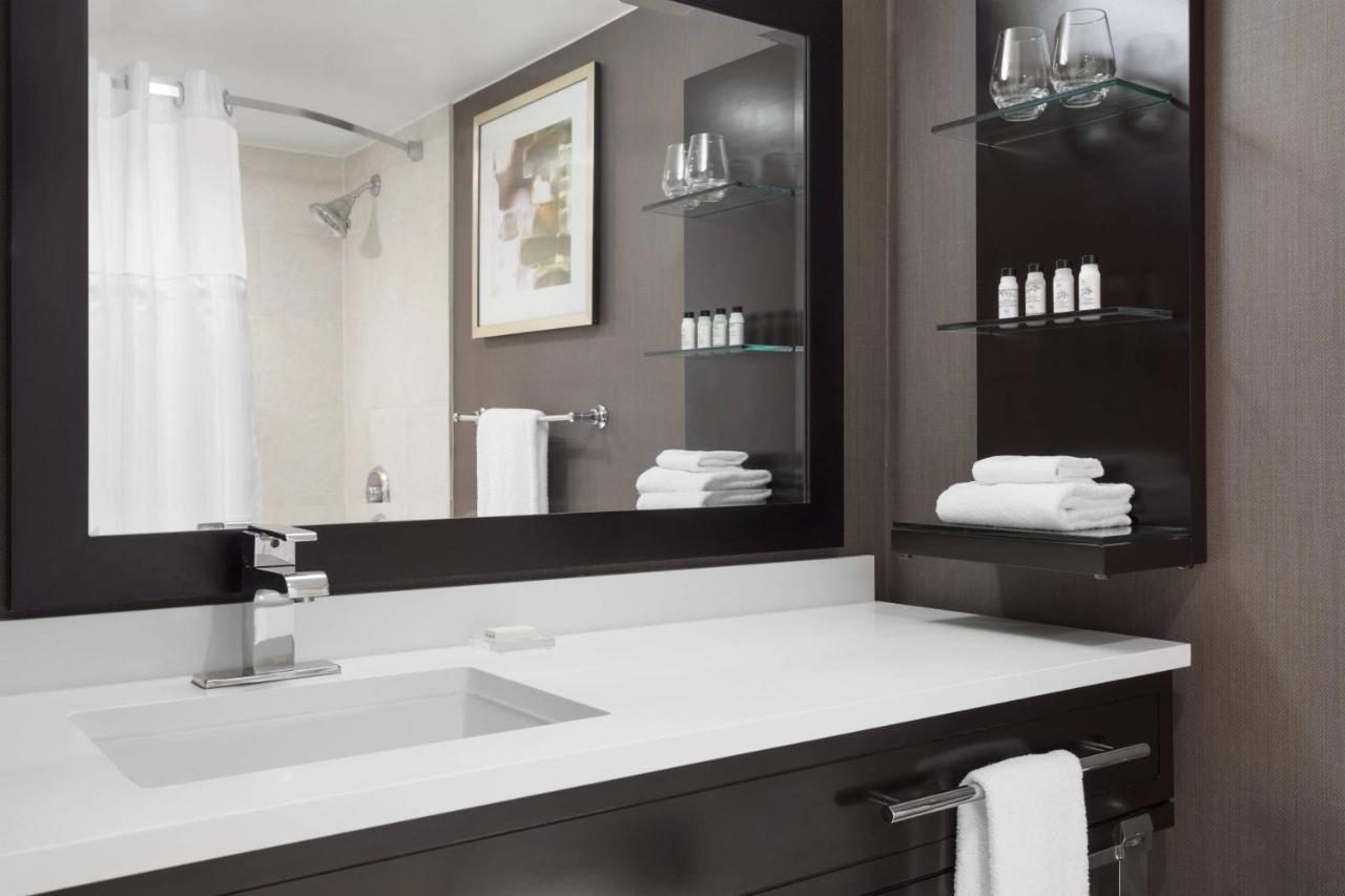 Guest room, 1 Queen at Delta Hotels by Marriott Baltimore North
