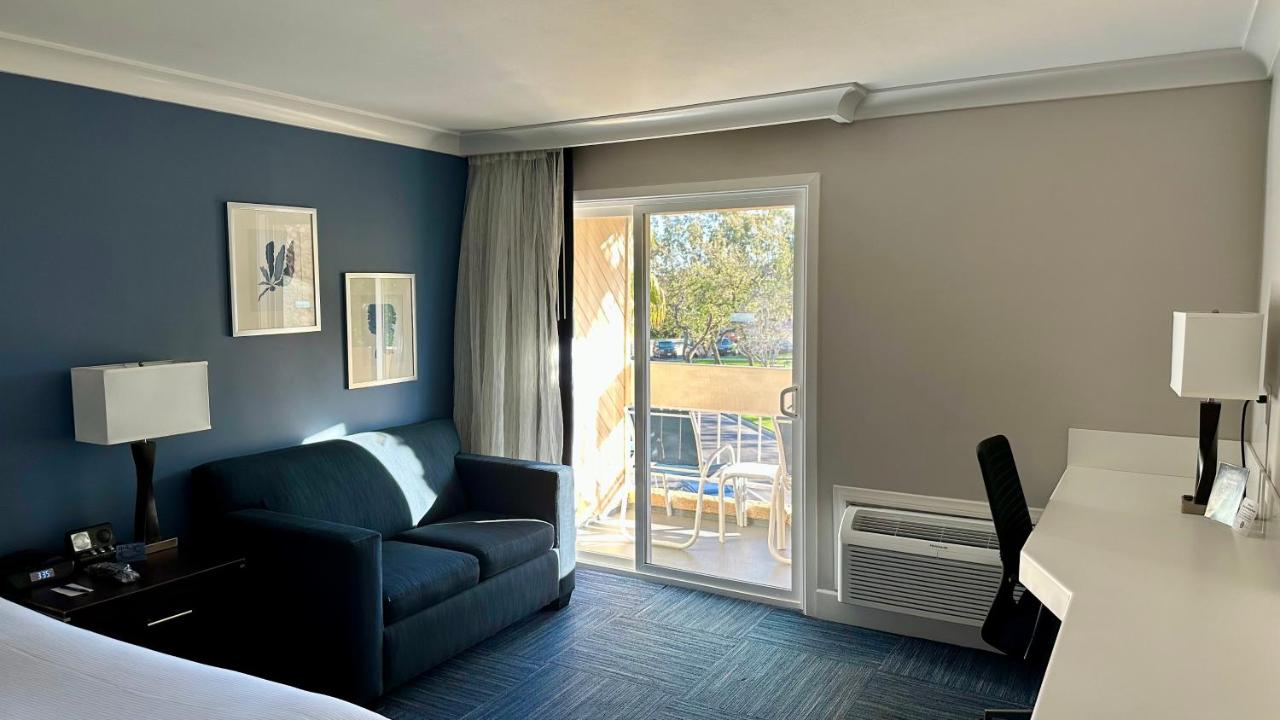 Single Room with Balcony at The Pacific Inn