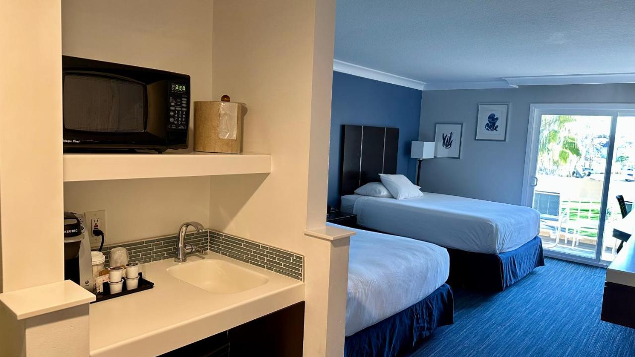 Executive Two Queen Jacuzzi Room with Balcony at The Pacific Inn