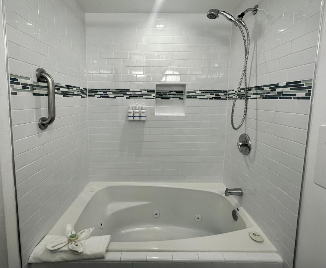 Executive King Jacuzzi Room with Balcony at The Pacific Inn