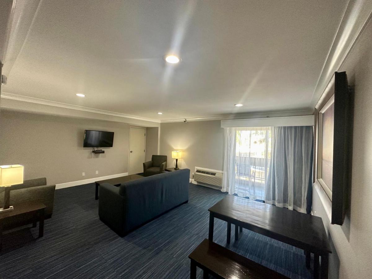 Family Suite with Balcony at The Pacific Inn