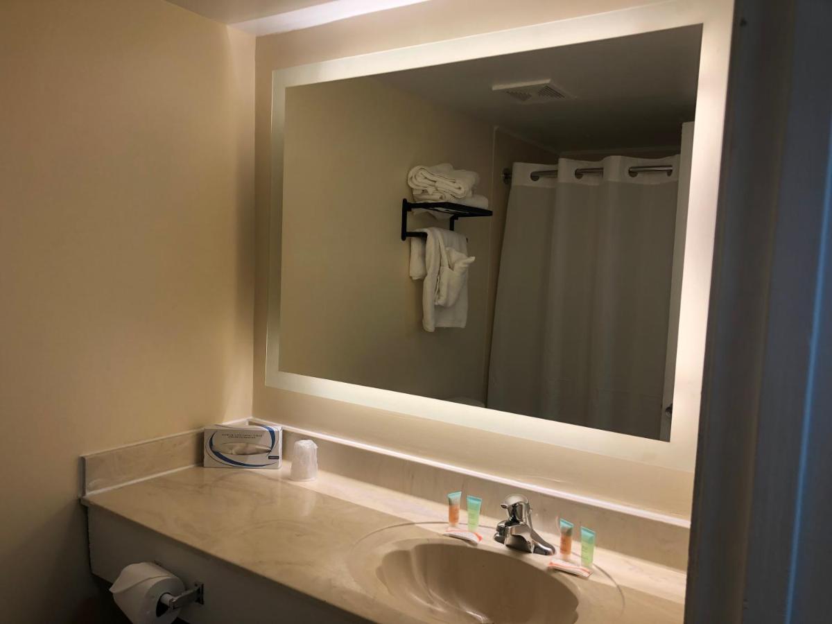 Queen Room with Sea View at Gazebo Inn Oceanfront