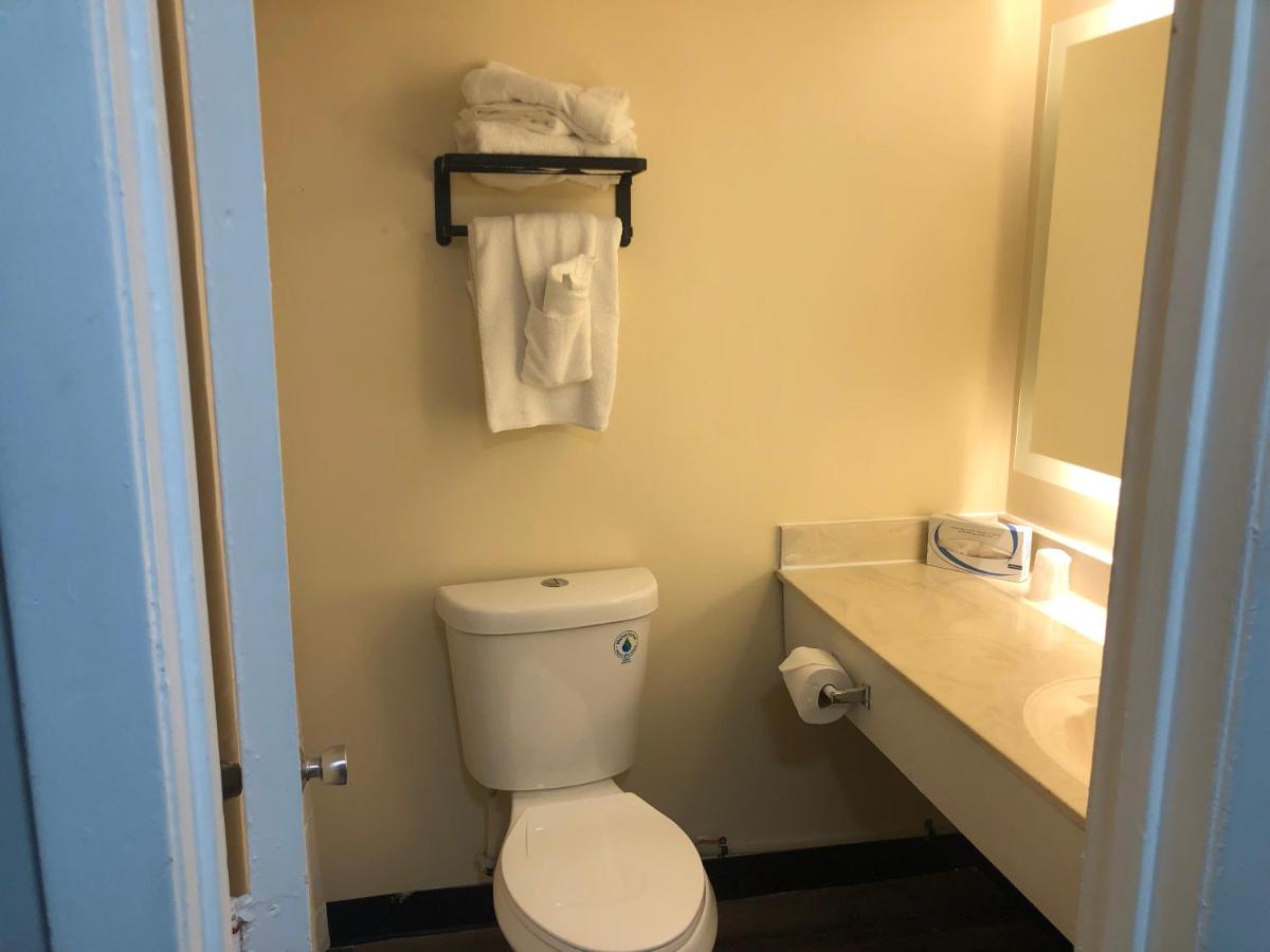 Queen Room with Sea View at Gazebo Inn Oceanfront