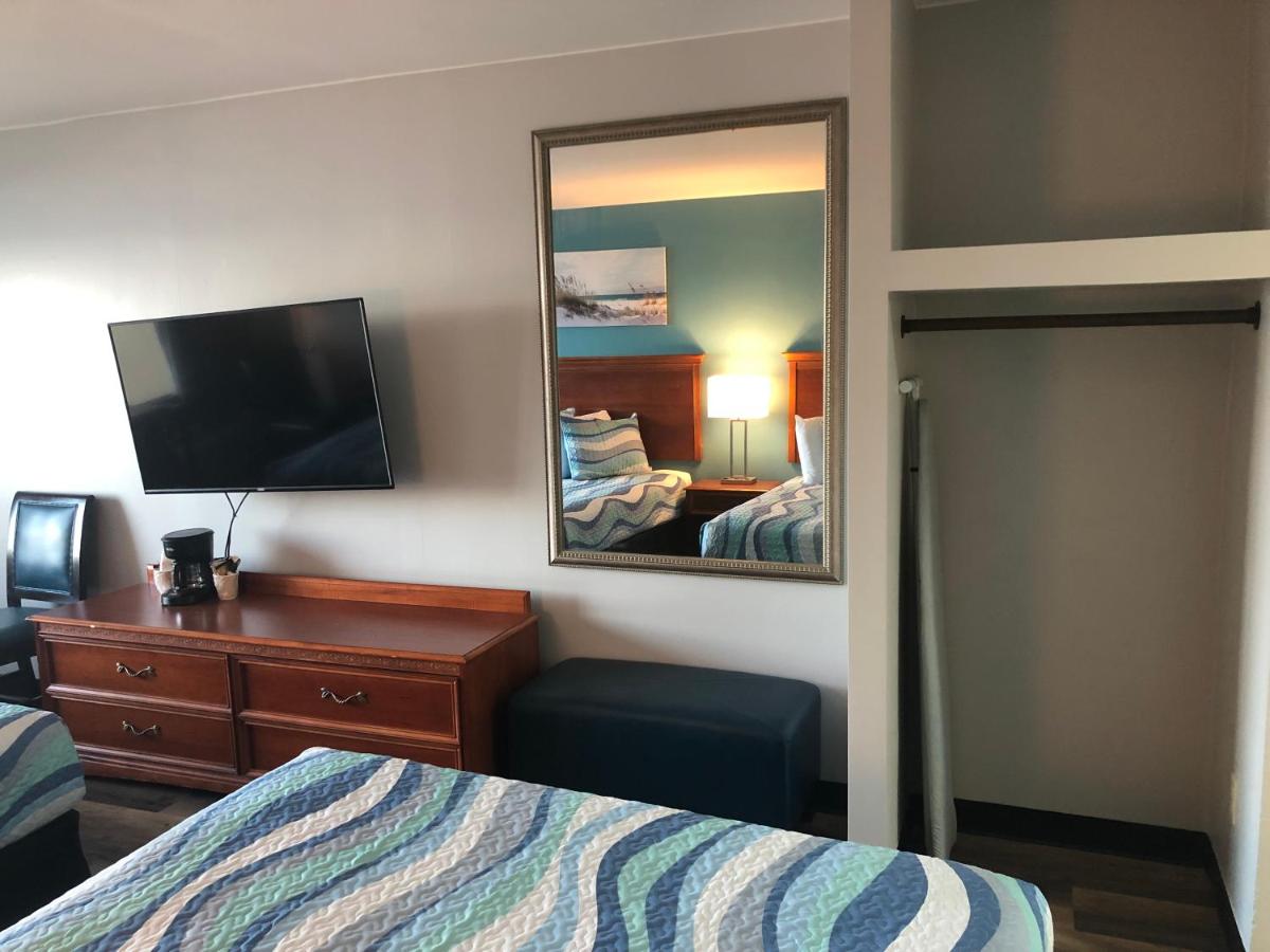 Queen Room with Sea View at Gazebo Inn Oceanfront