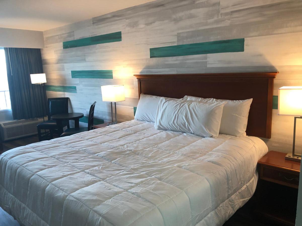 King Room with Sea View at Gazebo Inn Oceanfront