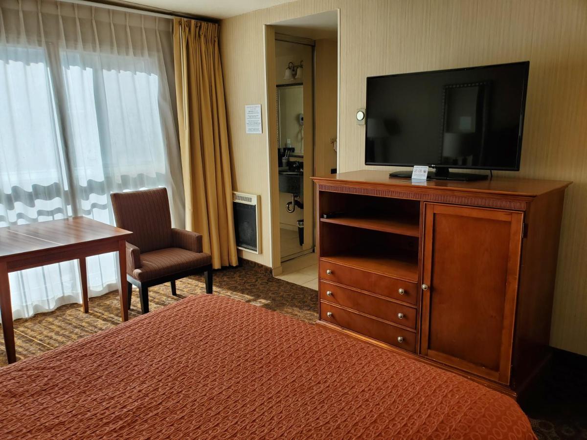 Queen Room at Royal Pacific Motor Inn