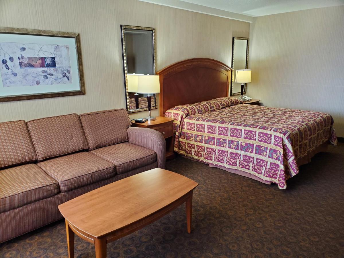 Deluxe King Room at Royal Pacific Motor Inn