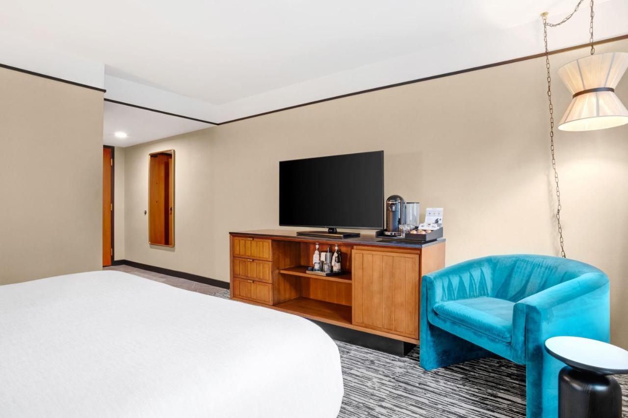 Standard King Room at Hotel Indigo Minneapolis Downtown by IHG