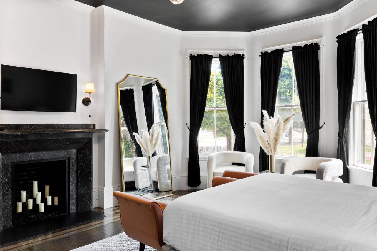 Deluxe Queen Suite at The Coach House