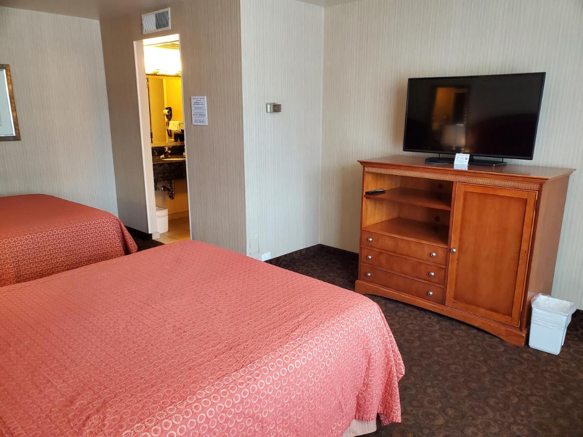 Queen Room with Two Queen Beds at Royal Pacific Motor Inn