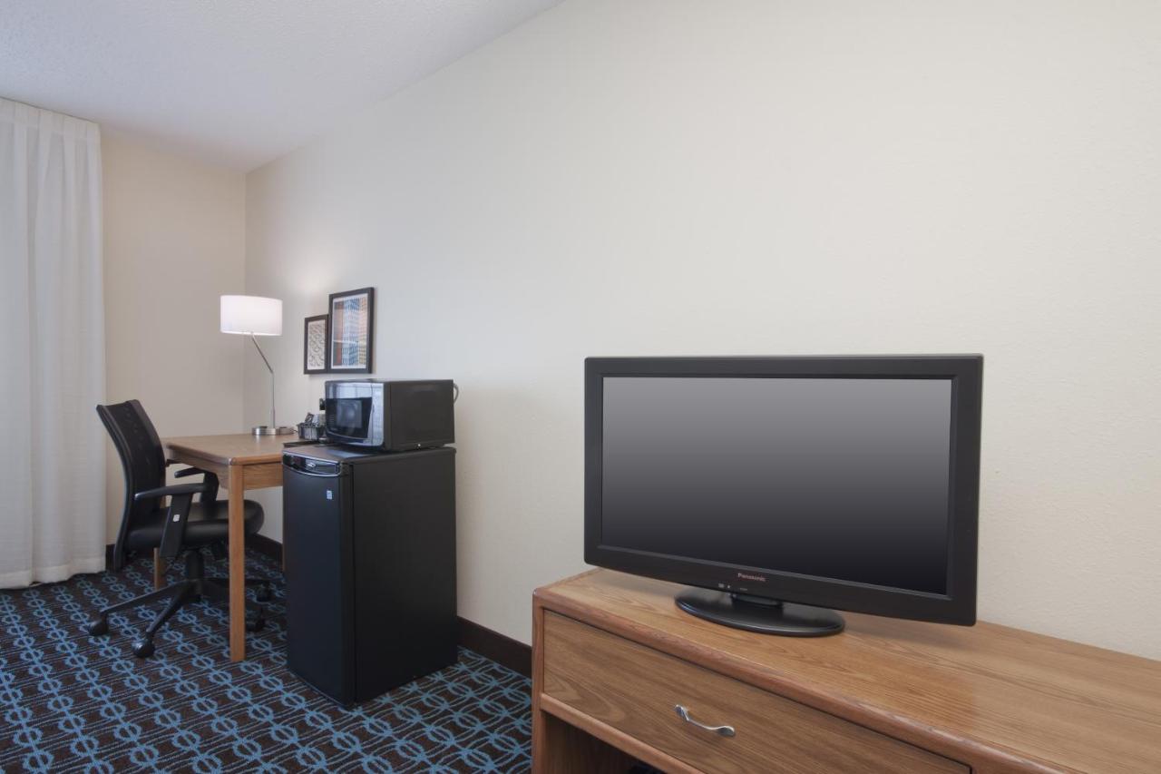 Deluxe King Room - Non-Smoking at Spark by Hilton Moline Quad Cities