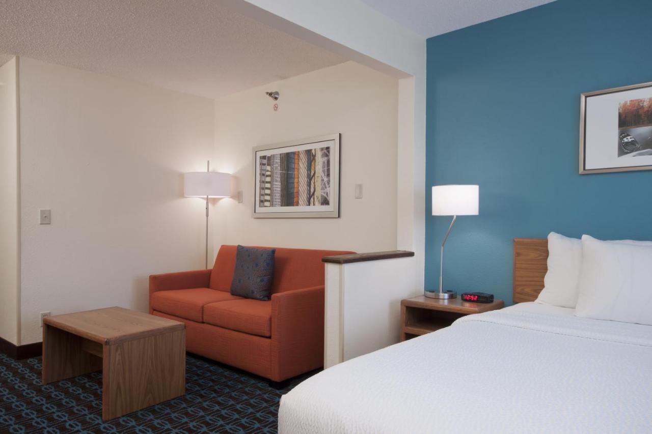 Deluxe King Room - Non-Smoking at Spark by Hilton Moline Quad Cities