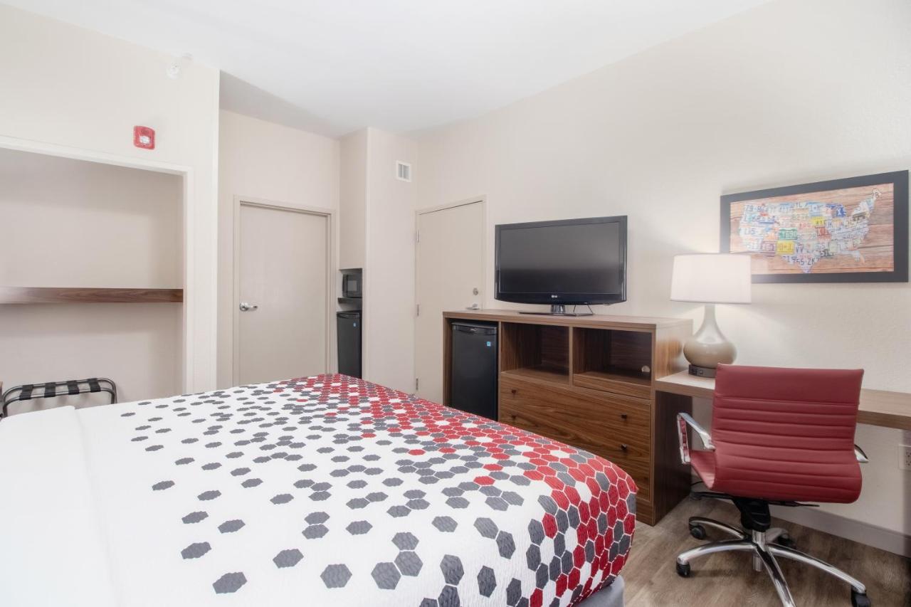 King Room with Tub - Disability Access/Non Smoking at Econo Lodge Inn & Suites Foley - North Gulf Shores