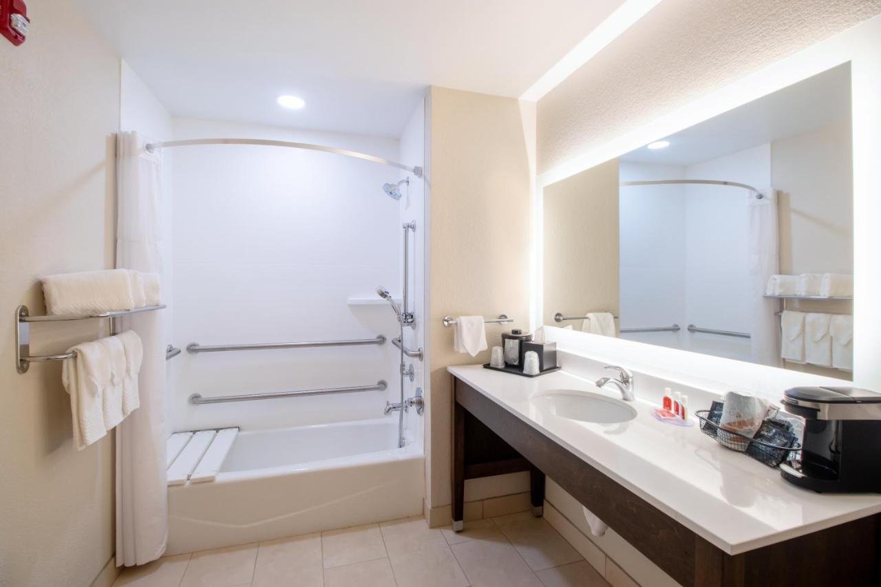 King Room with Tub - Disability Access/Non Smoking at Econo Lodge Inn & Suites Foley - North Gulf Shores