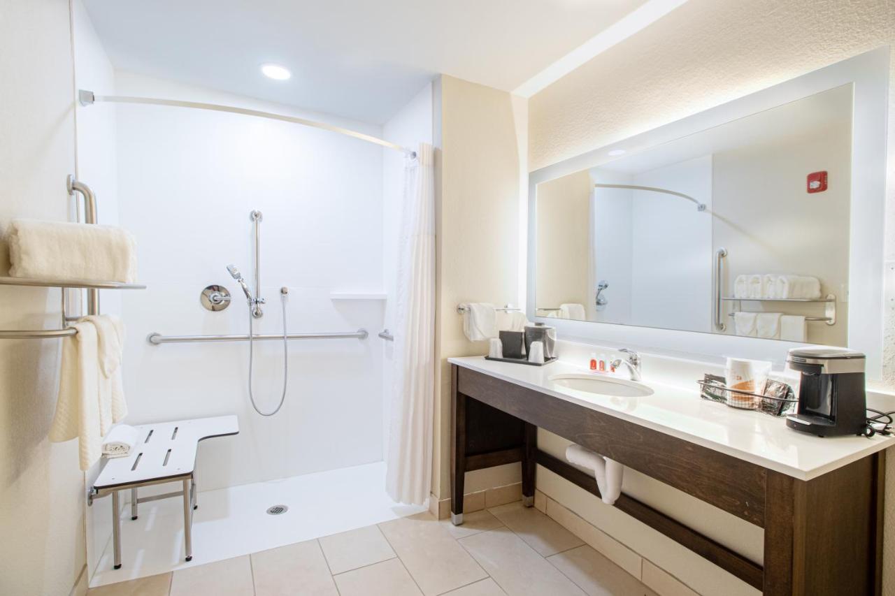 King Room with Roll-In Shower - Disability Access/Non Smoking at Econo Lodge Inn & Suites Foley - North Gulf Shores